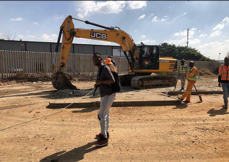Intern journalist Kgaogelo Masemola examines the progress of work on CR Swart Drive.