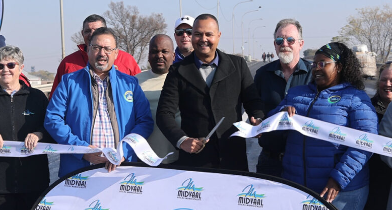 Midvaal Local Municipality’s Executive Mayor, Alderman Peter Teixeira (in the centre of the picture), cuts the ribbon to unveil the newly rehabilitated Johan le Roux Road.