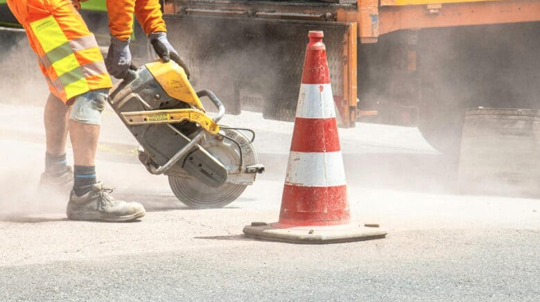  Photo by Thomas Fuhrmann: https://www.pexels.com/photo/road-construction-worker-cutting-asphalt-with-saw-33484882/ 