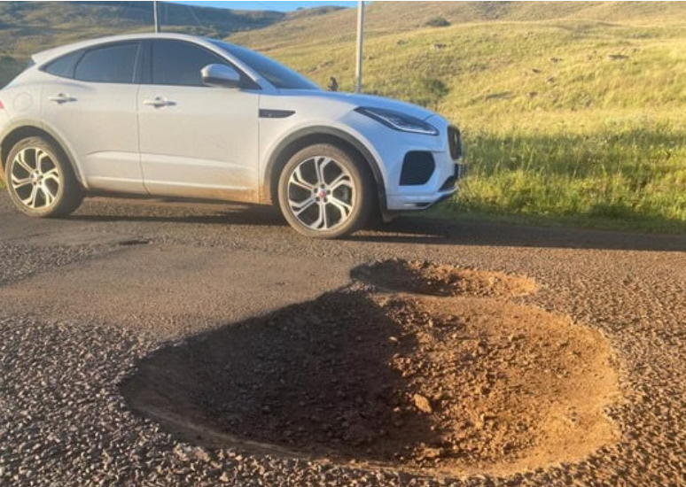  Deep potholes on the R69 in northern KZN 