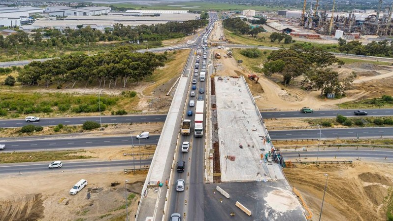 Refinery Interchange. MEC Tertuis Simmers explains that while there have been minor delays mainly due to weather conditions, the project is set to be complete in the first quarter of next year.