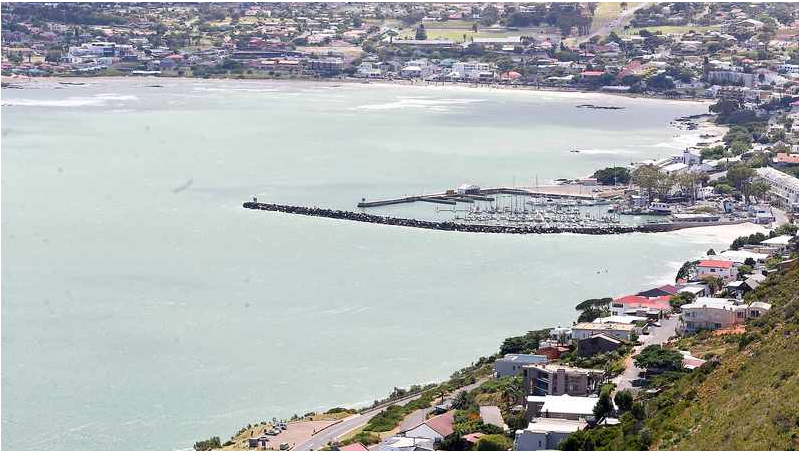 Nestled between Gordon’s Bay and Rooi Els, Clarence Drive (aka R44) skirts the Western Cape coastline for around 21km and features almost 80 bends.