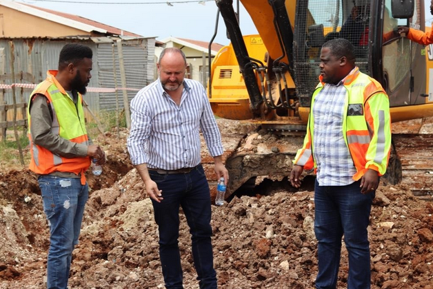  Project engineer, Sibusiso Mabuza briefs Nelson Mandela Bay Municipality mayor, Retief Odendaal and MMC for Roads and Transport, Kabelo Mogatosi on the scope of work needed for the Zambezi Street road construction. 