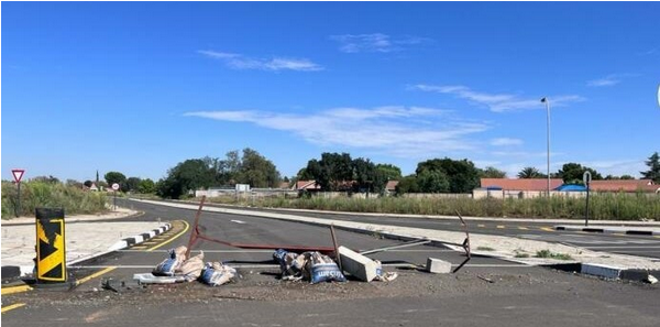 Road closure signs have earlier been thrown over at one the slipways that leads up to the bridge in the south of Bloemfontein.