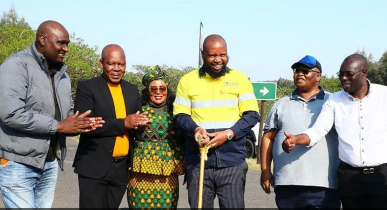 Okhahlamba Speaker Zamlandela Khumalo, Inkosi Sithole, Okhahlamba Deputy Mayor Ms Nothile Shabalala, MEC Siboniso Duma, Cllr Siphiwe Mazibuko and Okhahlamba Mayor Vikizitha Mlotshwa. 