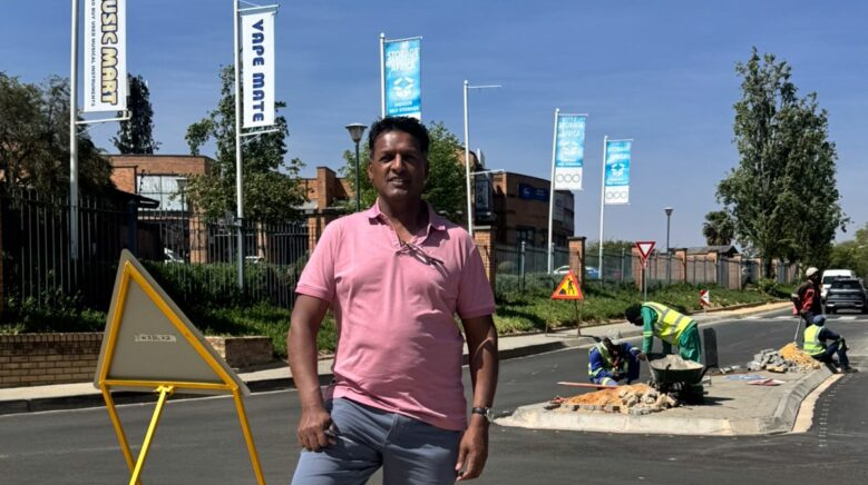  Ward 93 councillor Vino Reddy points to the bend, where he says road design is causing traffic bottlenecks. 
