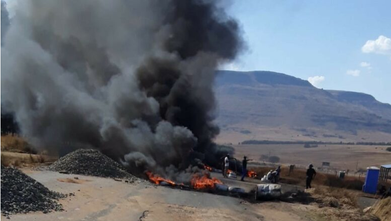 Protesters block P34-4 over ‘jobs dispute’. (Image supplied by Road Angels SA)