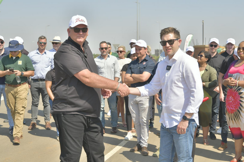 Balwin CEO Steve Brookes hands over Hazeldean Road to Mayor of Tshwane Cilliers Brink.
