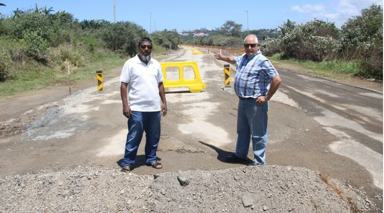  Umtentweni residents Nazir Shaikh and Bill Stephans are concerned that construction on the R102 is too slow. 