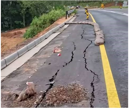 The dangerous Donkerpoort Road near Gariep Dam. 