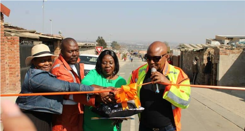 Acting regional director Hlobohang Gamede, JRA CEO Zweli Nyathi, Ward 110 councillor Angie Mphaho, and MMC for Gauteng Department of Roads and Transport Kenny Kunene cut the ribbon. 