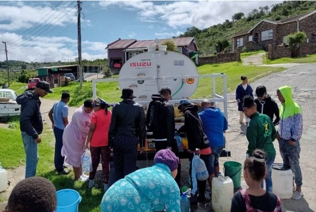  Makhanda residents collect water from a tanker. 