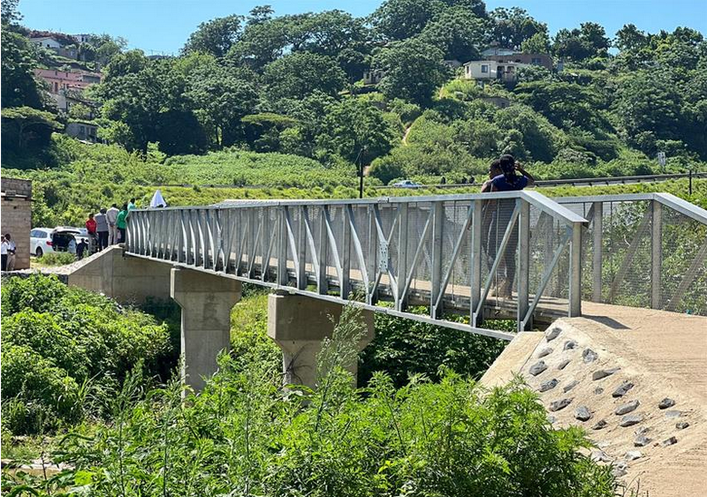  The KwaNgwabe pedestrian bridge was officially handed over to the community of Boboyi this week. 