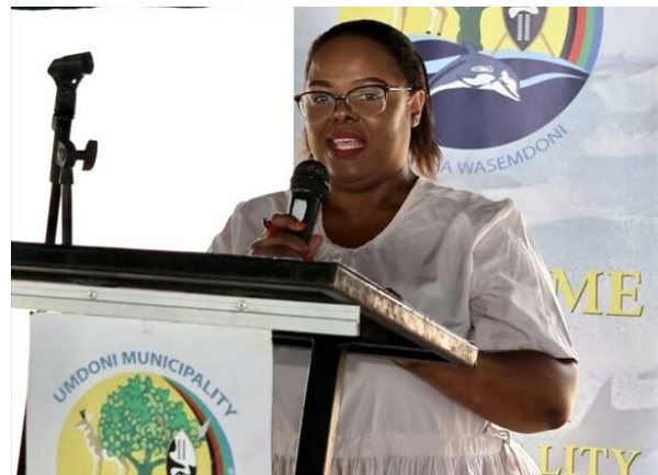  Mayor Mbali Cele-Luthuli at the launch of the new community hall project. 