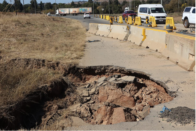 A sinkhole on the R563 connecting Gauteng to North West poses a danger to road users in Krugersdorp.