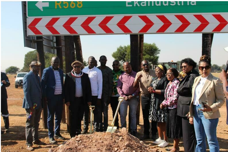  Members of the Tshwane government and the community are at the groundbreaking ceremony. 