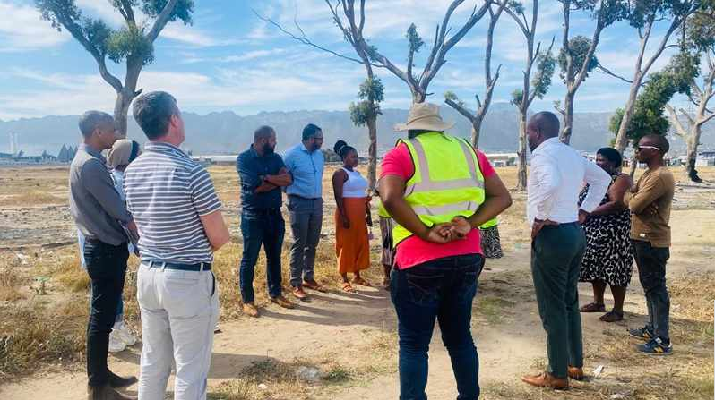 waZulu-Natal MEC for the Department of Human Settlements and Public Works, Ntuthuko Mahlaba (left) with Ray Nkonyeni Municipality Mayor Sikhumbuzo Mqadi handing over the housing units.
