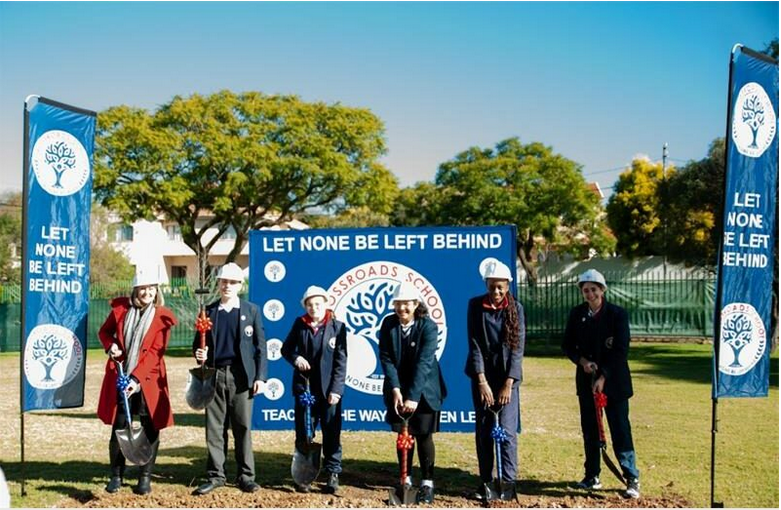 Elne van den Heever with current Grade 9 learners. 
