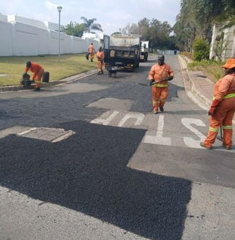 kin patching by a JRA team at the intersection of Althea Avenue and Lincoln Street in Khyber Rock, Sandton.