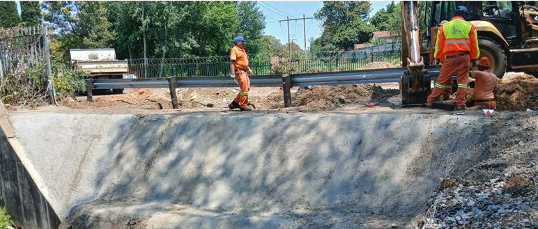JRA contractors work on Drysdale Road.