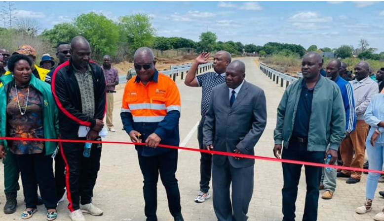  Gezane Shadrack Maluleke (Collins Chabane Mayor) cuts the ribbon to officially hand over the newly completed ring road to the Nghezimani community. 