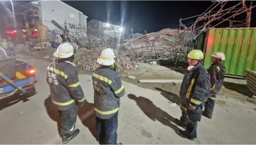 Over 100 emergency and disaster personnel from various municipalities are on site to locate those still unaccounted for after a building collapsed in George on 6 May 2024, trapping construction workers. 