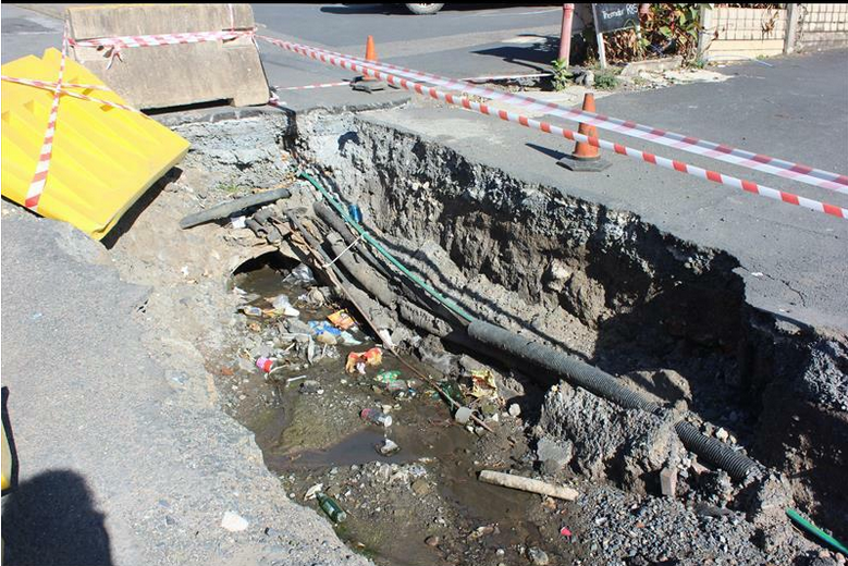Litter is collecting in the sinkhole which may cause further blockage.