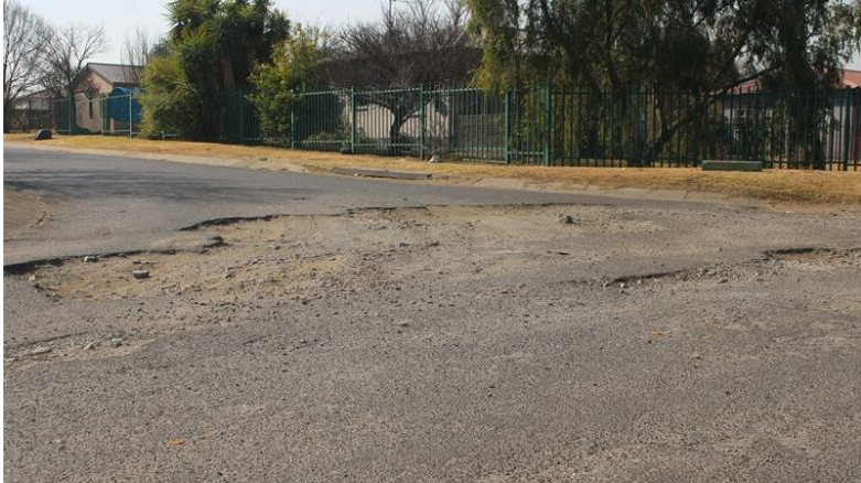 The intersection of Laiden and Yale Road in Evander. (Photo: Kerry Bird) Tar turned gravel 