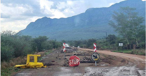 The poor and dangerous state of the R522 road between Louis Trichardt and Vivo.