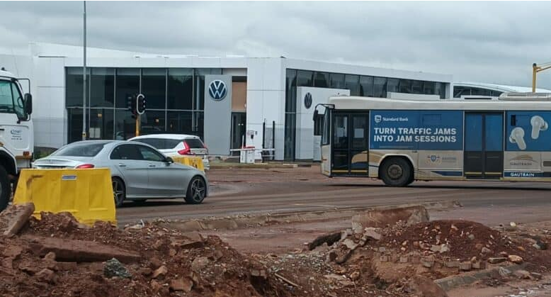  Member of the Mayoral Committee (MMC) for Roads and Transport in the City of Ekurhuleni, Cllr Lindiwe Mnguni, conducted an oversight visit to key transport infrastructure projects currently under construction along Pretoria Road. 