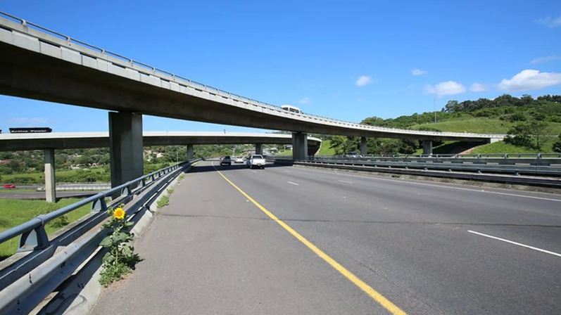 Sanral has postponed the installation of a temporary pedestrian bridge over the N3, affecting road closures between Chesterville and Westville. Motorists are advised to plan alternative routes. 