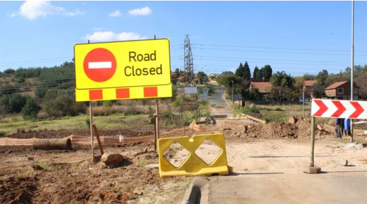  The road remains closed for the duration of the reconstruction works. 