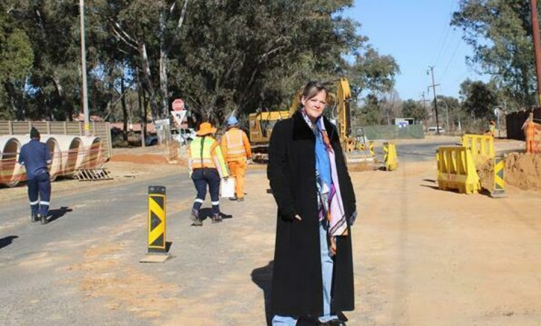  Clr Amanda Davison at Beukes Road as the work to fix the “Beukes Gat” continues. 