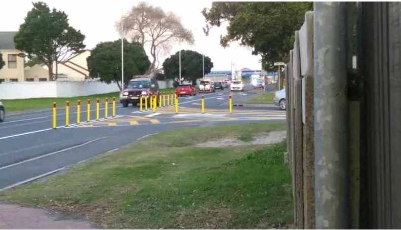 Not even the newly implemented poles has solved the long-standing traffic issue at Link Road in Ottery.