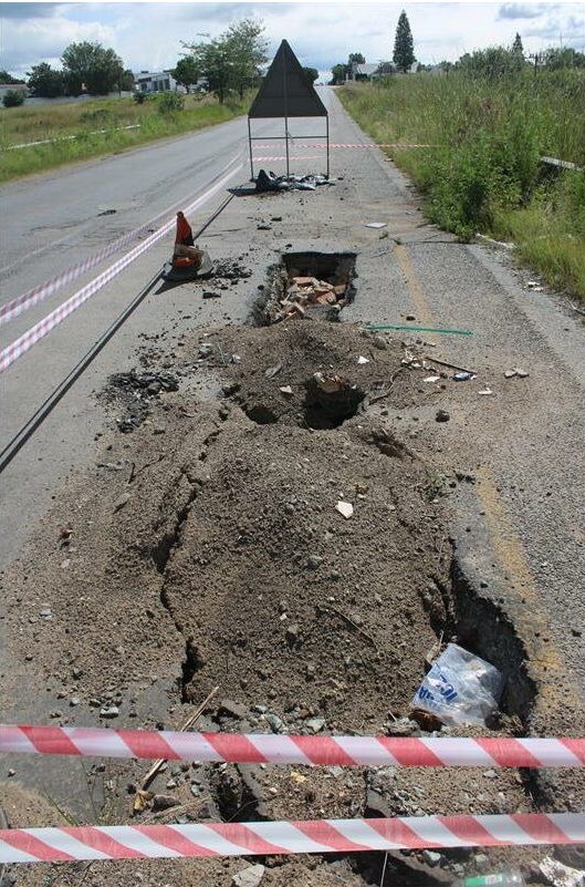 The latest image of the collapsing road on the old Bethal Road in Trichardt.