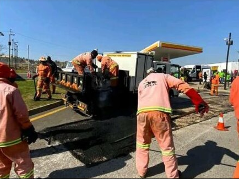  The JRA team was seen resurfacing roads, fixing potholes, clearing blocked storm water and reinstating road excavations as well as painting road markings. 