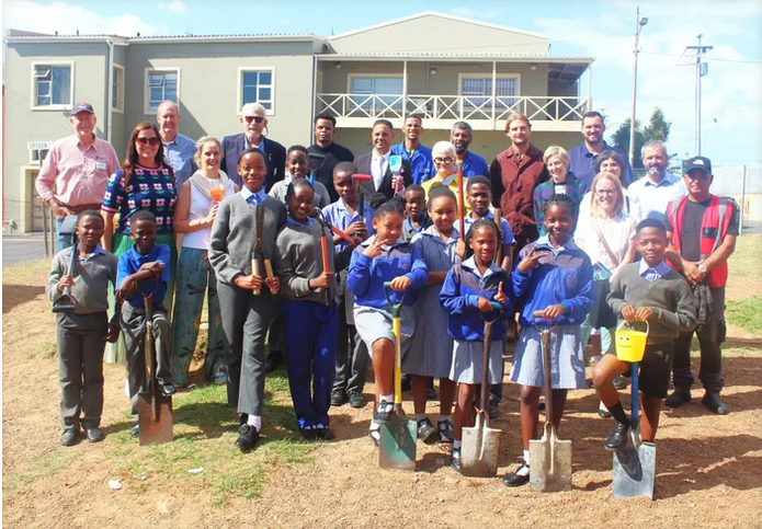 Dryden Street Primary School pupils and teachers, along with the Otto Foundation, the Rotary Club of Newlands, and members of The Maak architecture firm, at the location of the new school library.