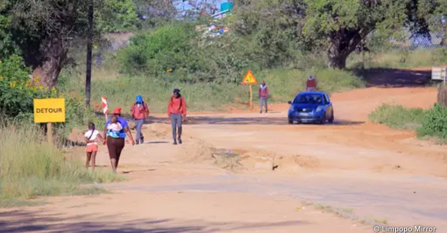 Road construction along the D3754 route linking Bungeni–Tshiphuseni and De Hoop–Nkuzana, where work has resumed following a temporary compliance halt by the Department of Labour.