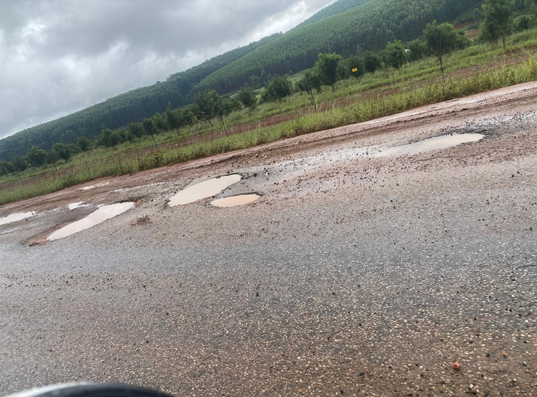 Pothole-riddled D447 road between Kgapane and Tzaneen 