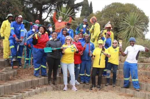 Members of the Homestead Helpers for Benoni and employees of the City of Ekurhuleni show a spirit of teamwork.