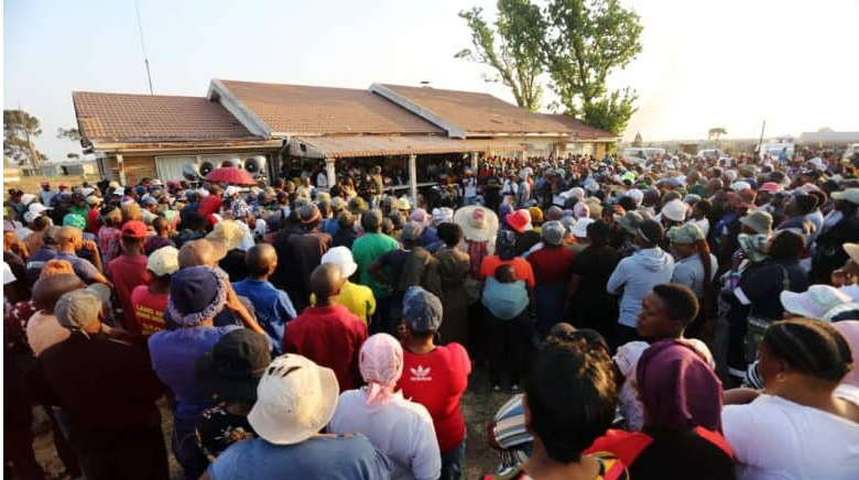  Hundreds of Mooidraai residents during the mass meeting 