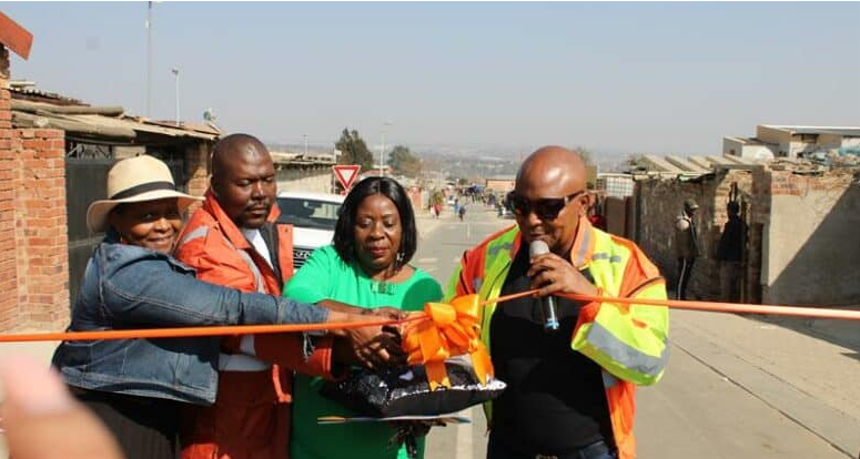 cting regional director Hlobohang Gamede, JRA CEO Zweli Nyathi, Ward 110 councillor Angie Mphaho, and MMC for Gauteng Department of Roads and Transport Kenny Kunene cut the ribbon. 