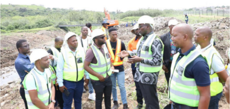 An oversight visit to KwaMashu’s C Section to inspect progress made to road and sewer infrastructure reconstruction was held. 