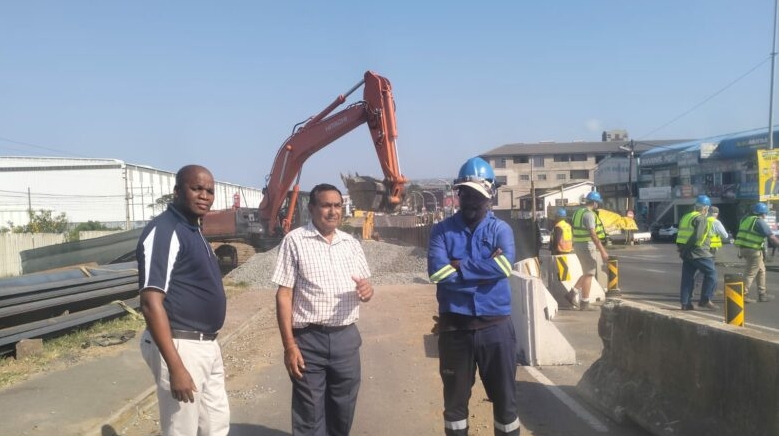  Ward 90 councillor Shad Nowbuth (middle) with the constructors who will undertake the roadworks. 