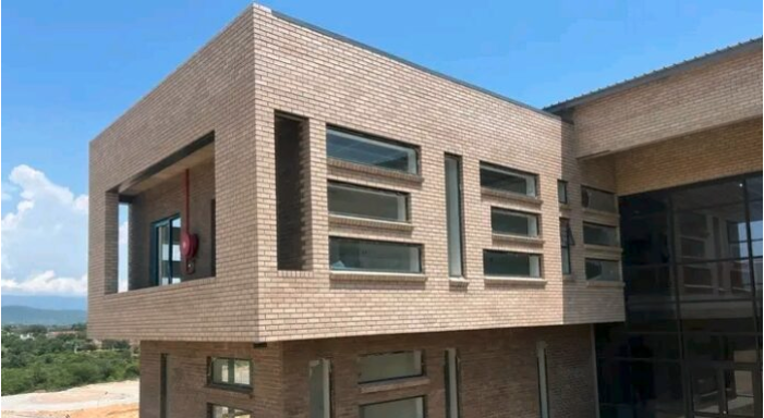 New Mapulaneng Hospital takes shape in Bushbuckridge, Mpumalanga, as the R3 billion project edges toward completion amid delays. 