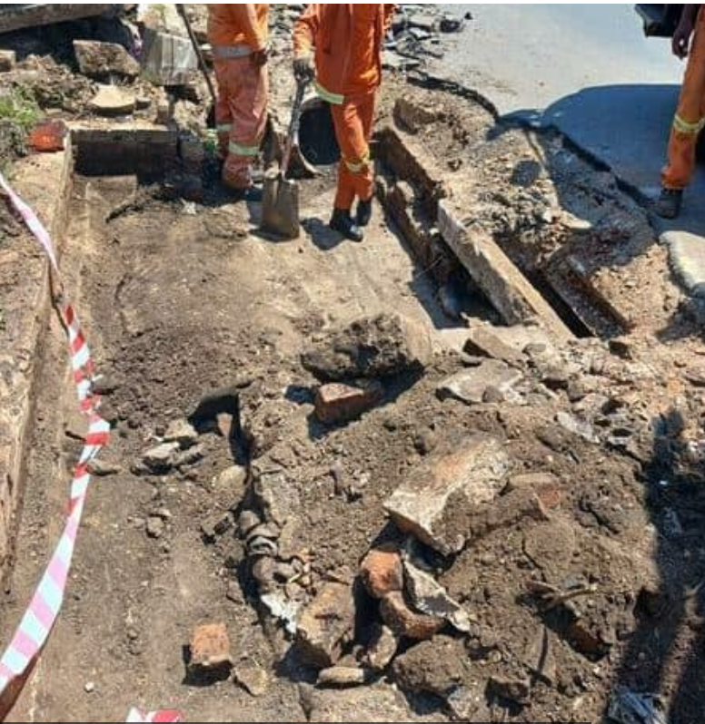  Johannesburg Road Agency workers on site at Cotswold and Oxford roads to repair the sinkhole.