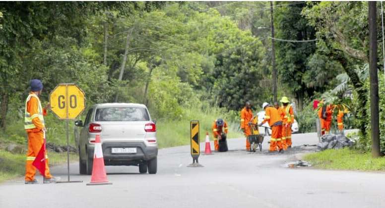 Potholes that date back to last year are repaired in Old Howick Road, which connects the Msunduzi and uMngeni municipalities. 