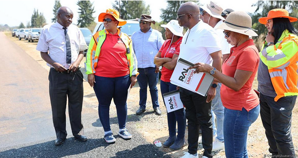 To the left of the photo are Mr Thivhusiwi Tshindane (the Vhembe District Municipality’s head at the Limpopo Department of Public Works,  Roads, and Infrastructure), and the MEC for the department, Ms Nkakareng Rakgoale
