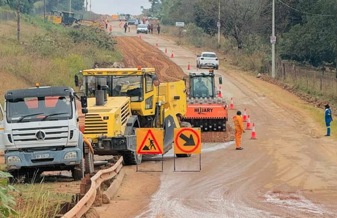 Regravelling, construction of old and new roads begins in Tzaneen under the new mayor, Odas Ngobeni and new MEC Tonmy Rachoene. 