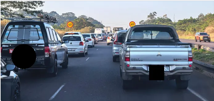 The construction of an overhead pedestrian bridge on the R102 between Cornubia housing scheme and Phoenix is causing traffic congestion.